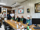 حضور خادمیاران رضوی در بیمارستان سجادیه تربت‌جام؛ پرچم حرم و هدایای متبرک مهمان بیماران