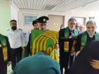 حضور خادمیاران رضوی در بیمارستان سجادیه تربت‌جام؛ پرچم حرم و هدایای متبرک مهمان بیماران