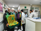 حضور خادمیاران رضوی در بیمارستان سجادیه تربت‌جام؛ پرچم حرم و هدایای متبرک مهمان بیماران