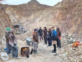 بازدید کارشناسان بهداشت حرفه‌ای و محیط از معدن باریت روستای شاه‌توت با هدف ارتقای ایمنی و بهداشت محیط کار